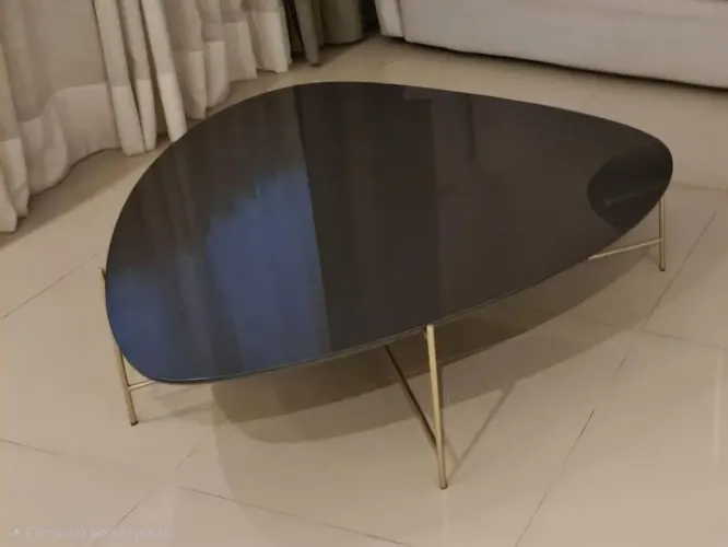 Mesa de Centro Moderna em Vidro Cinza Chumbo e Base Dourada - Design Sofisticado