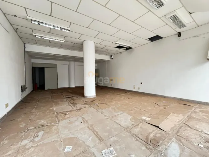 Salão comercial no centro com mezanino, cozinha, fachada de vidro e 226 m².