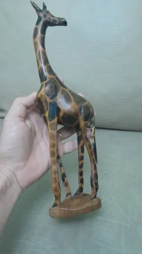 Escultura antiga girafa Africana feita a mão.