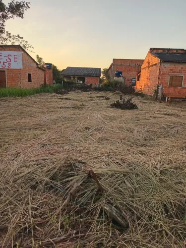 Vende-se este terreno medindo 12X35, localizado no benfica.