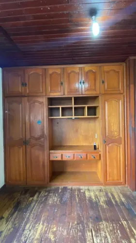 Guarda Roupa em madeira de lei com 3 portas principais e uma penteadeira