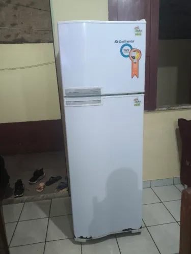 Vende se está geladeira