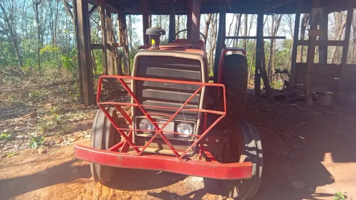 Trator MF 265/84 com lâmina traseira 