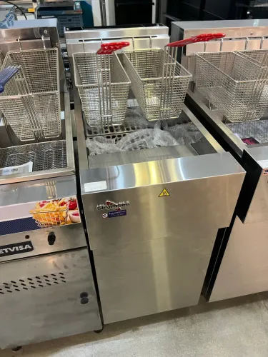 Fritadeira a gás alta produção 28L zona fria - pronta entrega