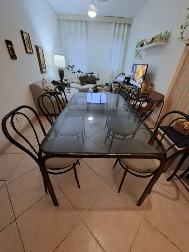 Mesa de jantar com 6 cadeiras estilo industrial (estrutura metálica com tampo de vidro) 