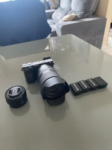 Sony a6400 c/ lente do kit + lente Tamron 17-70 + baterias