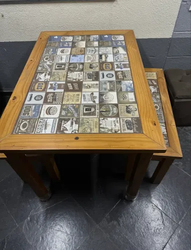 Mesa madeira pura acompanhada de 2 banco 