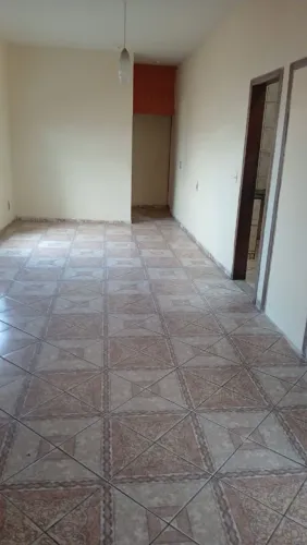 Aluga-se casa perto do metrô, ótima localização.Para rapazes,moças ou casal sem filhos