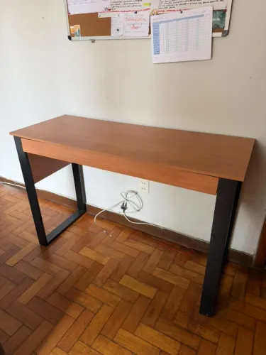 Escrivaninha com gaveta