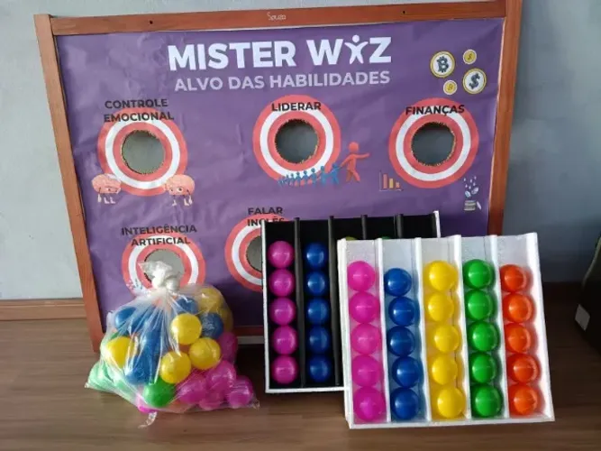 Combo 100 bolinhas coloridas, quadro alvo e 2 suportes para jogo.