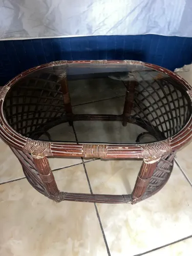 Mesa de centro em rattan (vime) com tampo de vidro fumê.