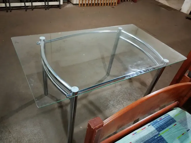 Mesa de vidro com pés cromados super conservada,com entrega grátis para Ribeirão preto sp