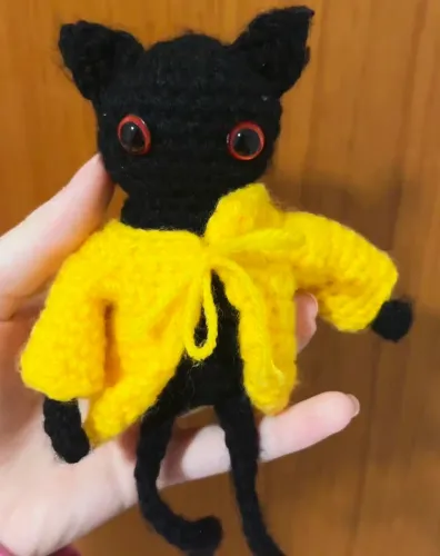 gatinho de crochê com casaquinho amarelo