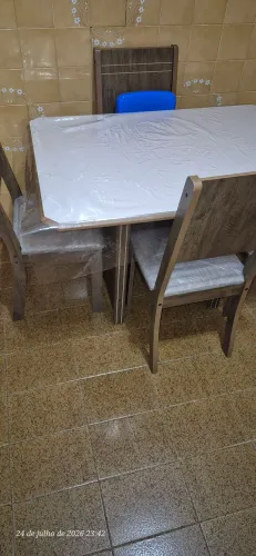 MESA COM 4 CADEIRAS