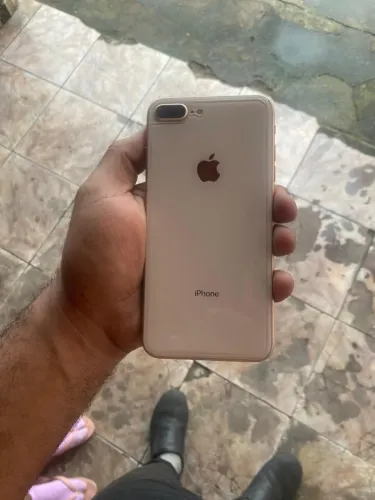 Vendo iPhone 8plus 64gb saúde da bateria 100% OBS apenas a película trincada