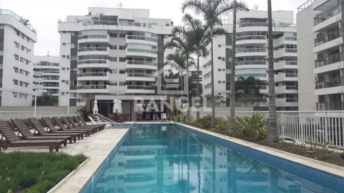 Excelente apartamento dentro de condomínio fechado no Recreio dos Bandeirantes/RJ