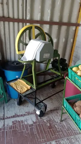 Moenda se caldo de cana de inox com motor elétrico e carrinho de suporte