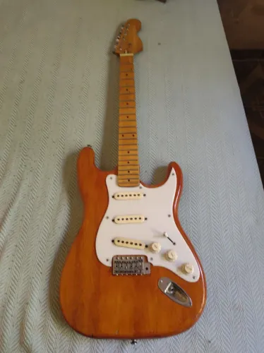 Guitarra Giannini stratosonic AEO8b