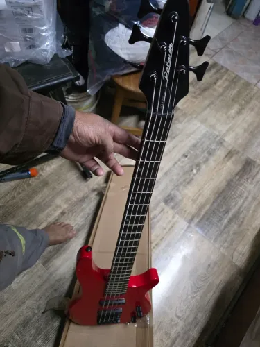Guitarras  e contra Baixos musical 