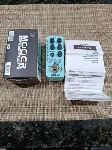 Pedal Synth Mooer E7. Na caixa