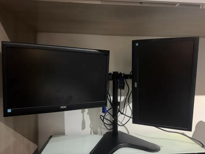2 monitores com suporte duplo Aoc 18,5 polegadas