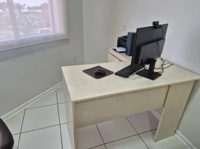 Mesa para escritório de madeira feita sob medida