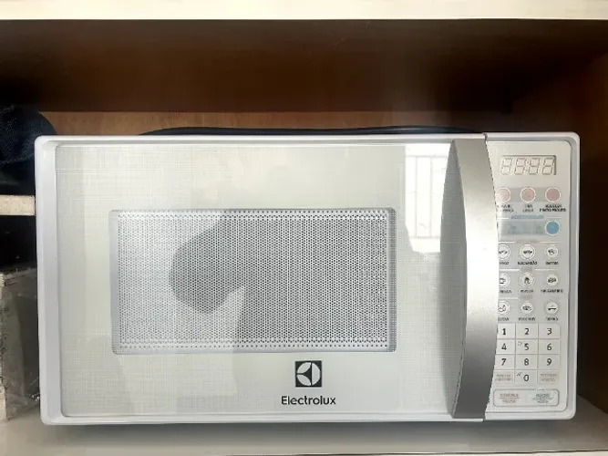 Micro-Ondas com Função Tira Odor Electrolux 20L (MTO30) 127V