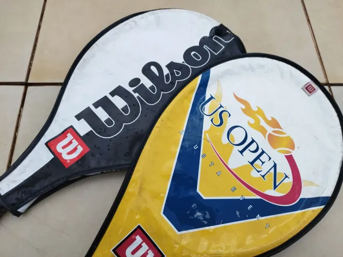 Vendo duas raquetes de praia com capa protetora marca Wilson Sporting Goods