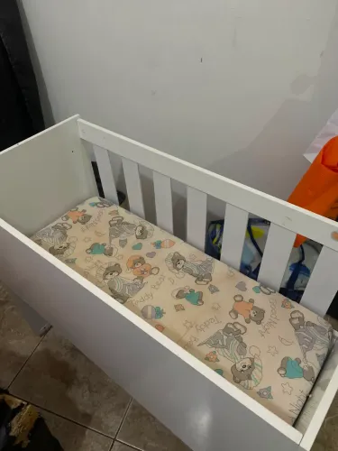 Vendo berço acompanhado de 2 colchões