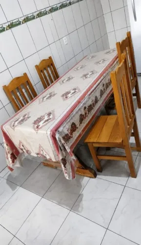 Mesa de madeira grande com 4 cadeiras