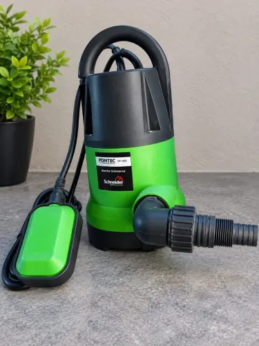 Bomba submersa portátil com um interruptor de boia acoplado.