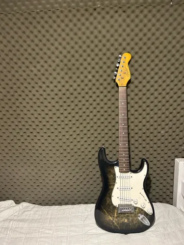 Guitarra Condor RX-20S Stratocaster - R$ 350 