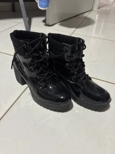 Bota preta tamanho 36