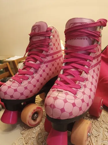 Patins Traxart Roller Skates - 04 rodas com acessórios.