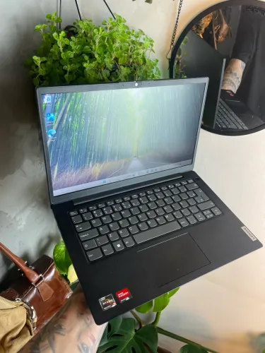 Notebook Lenovo V14 G4 Ryzen 3 7320U 8GB DDR5 SSD 256GB Muito Novo