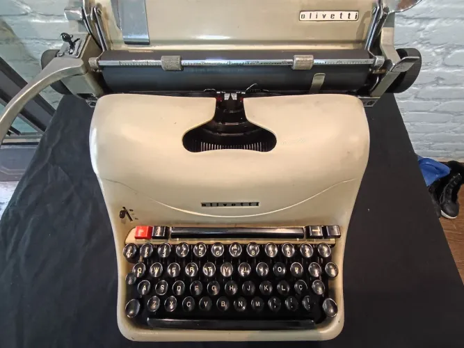VENDE-SE Máquina de Escrever Lexicon 80. Antiga - Década de 50
