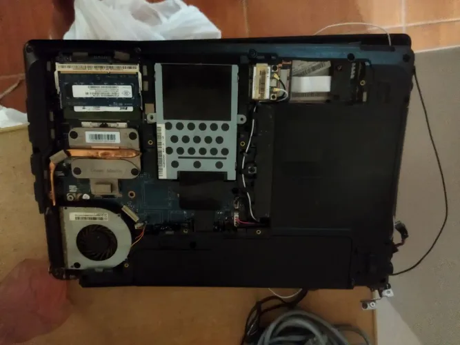 Notebook Lenovo i3 tela funciona no monitor
