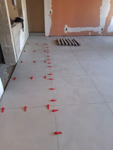 Pedreiro para aplicação de porcelanato