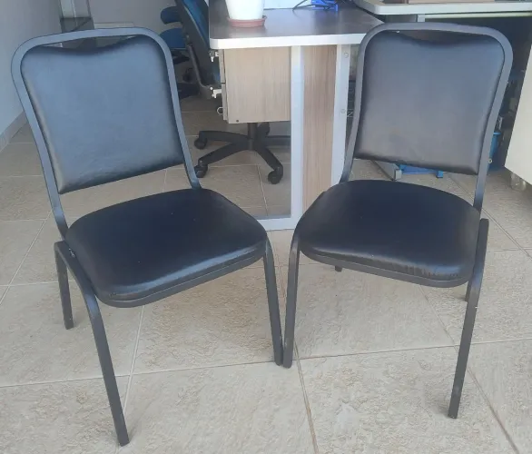 2 CADEIRAS FIXA COM ACENTO E ENCOSTO ESTOFADO EM PRETO.