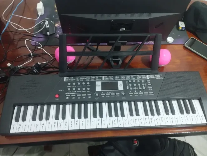 Teclado musical DVX600 bivolt 61 teclas/5 oitavas