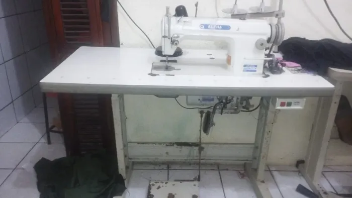 Máquina de custura reta 