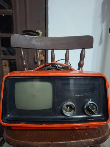 TV Vintage Sharp 3S-26R Laranja - Anos 70 - Space Age (Decoração)<br>Rádio funcionando.