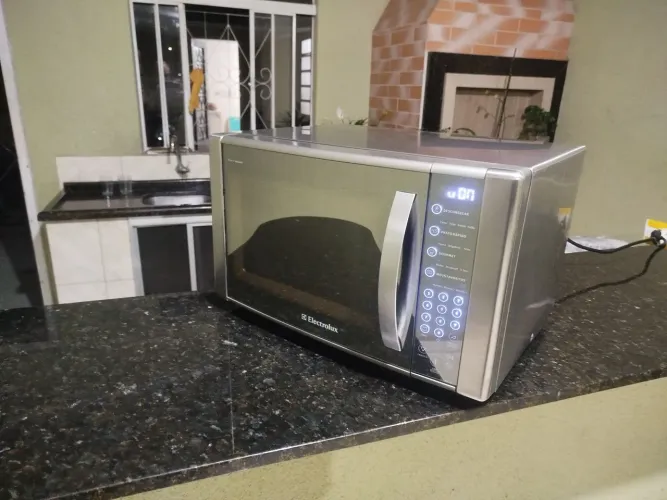 Microondas Electrolux Espelhado 31L 127v, todo em INOX, esquenta mto bem, LER A DESCRIÇÃO.