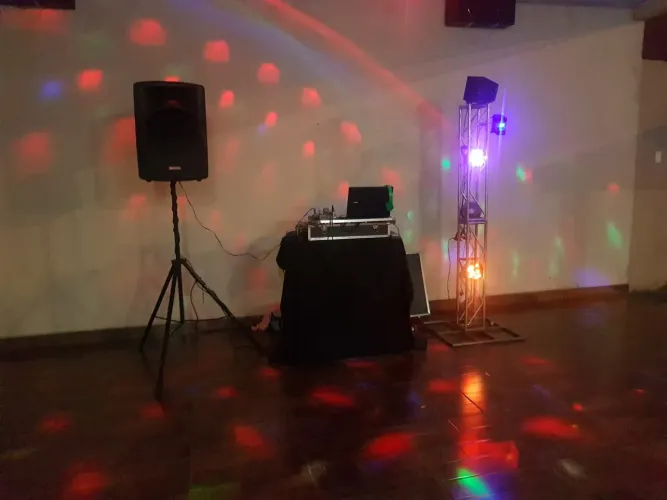 Som, jogo de luz e dj básico