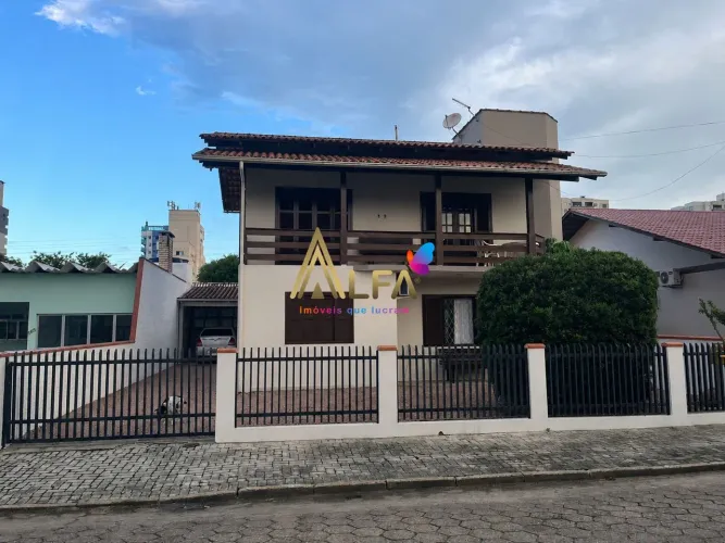 SOBRADO NA PRAIA DA ARMAÇÃO PENHA/SC | A 200 METROS DO MAR