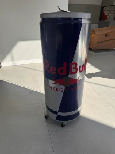 Geladeira Freezer Red Bull em Formato de Lata
