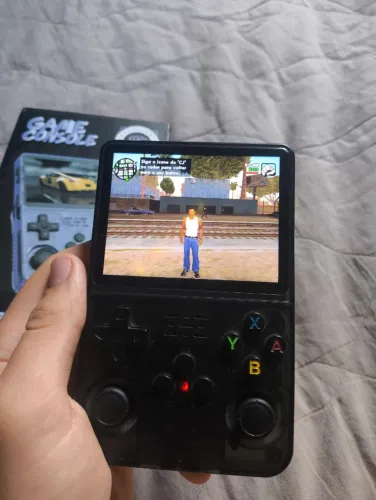 R36S preto com cartão Sandisk 128gb roda até GTA SA
