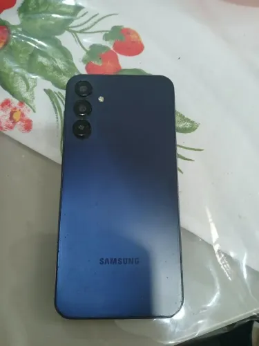 Vende-se celular Samsung a 15 só tá complicado uma das câmeras e na tela para sair rápido