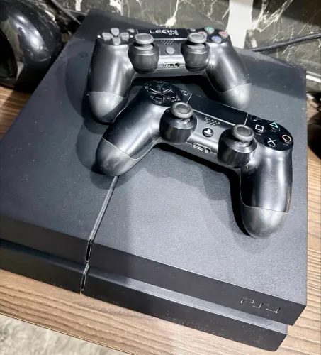 PlayStation 4 (2 controles+ 4 jogos físicos)