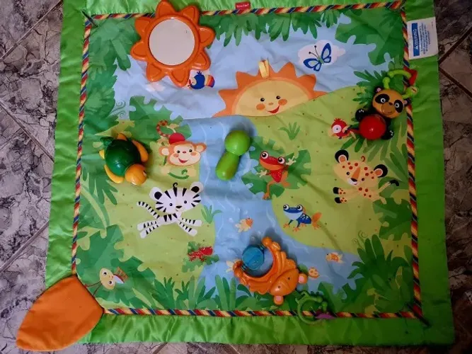 Tapete infantil Fisher Price com Enfeites e brinquedos 80x80cm